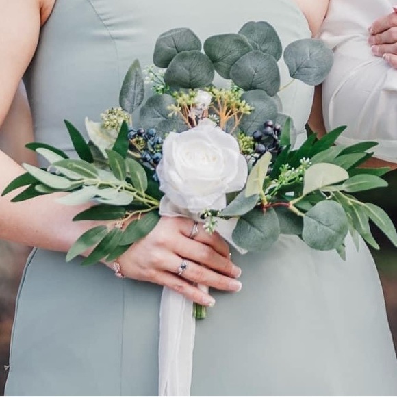 Set of 4 Bridesmaid Bouquets (white & sage) - Picture 4 of 5